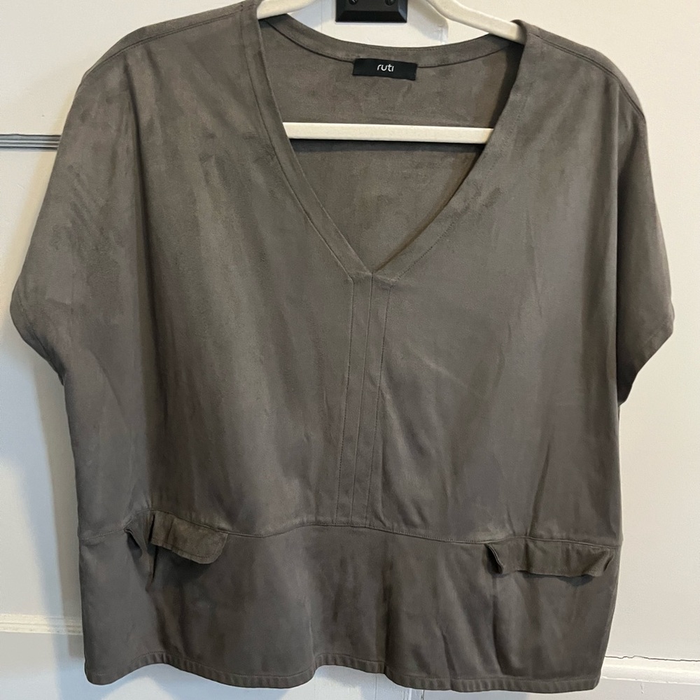 RUTI slate, v neck, short sleeve top with front pockets, suede like fabric.